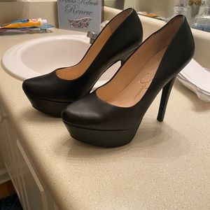 Jessica Simpson Given platform Pump